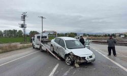 Refüje giren otomobil sürücüsü yaralandı