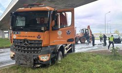 Rize'de Karayolları'na ait kamyonla çarpışan araçtaki baba ve kızı yaralandı