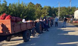 Sabahın ilk ışıklarında traktörleriyle uzun kuyruk oluşturuyorlar