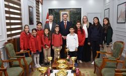 Şampiyonlar başarılarını Kaymakam Güldoğan ile paylaştı