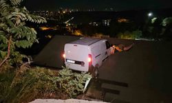 Sarıyer'de kontrolden çıkan araç evin çatısına uçtu: 1 yaralı