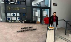 Sason'da kütüphaneye gelen öğrencilere tatlı ve içecek ikramı
