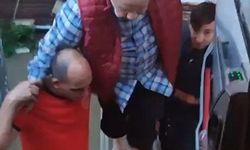 Selde mahsur kalan yaşlı adam, merdivenle köprü yapılarak kurtarıldı