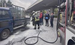 Seyir halindeki kamyonetin lastiği yandı