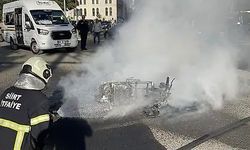 Siirt'te hafif ticari araç ile çarpışan motosiklet alevlere teslim oldu