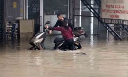 Silifke sele teslim: Dereler taştı, araçlar sular altında kaldı