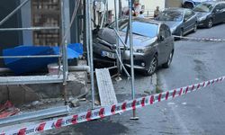Şişli'de kontrolden çıkan otomobi, araç ve yayaya çarptı: 1 yaralı