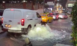 Şişli'de onlarca araç suyun ortasında kaldı