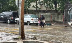 Siverek'te vatandaşlar yağmura hazırlıksız yakalandı