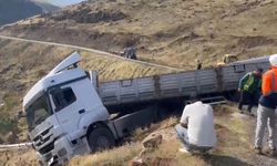 Solhan'da malzeme yüklü tır uçurum kenarında askıda kaldı