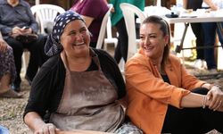 Sosyal medyada belediye başkanını kadınlarla yufka açarken gördü, yazdığı yorumla hamur makinesi kapısına geldi