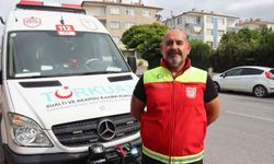Su altında kalan mezarların başında dua etti