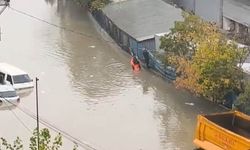 Sultangazi'de su baskını yaşandı: Duvarın üzerinde yürüyen öğrenciyi sırtına alarak kurtardı