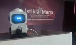 Takkesi ve parlayan gözleri ile çocukların arkadaşı robot 'Hacı Abi'