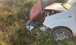 Tarsus'ta otomobil ile hafif ticari araç çarpıştı: 1 ölü