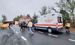 Tekirdağ'da devrilen tır yolu kapattı, tonlarca kepek yola saçıldı