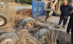 Toprak yüklü traktör dereye uçtu: 1 yaralı