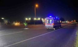 Trafikte kalan ambulansa polis ekiplerinden hızlı müdahale