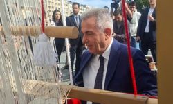 Türk bayrağı dokuma etkinliği başladı: İlk ilmek Vali Elban'dan