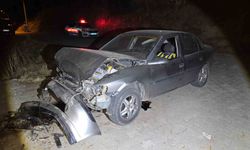 Uçuruma yuvarlanan otomobilde sıkışan sürücü kurtarıldı
