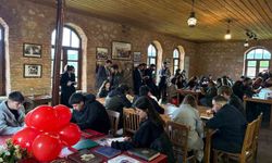 Üniversiteli öğrenciler tarihi Akbaş İlkokulunda kitap okudular