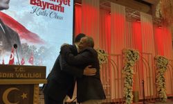 Vali Taşolar, bisikletiyle ve elinde bayrağıyla konvoya katılan Urfullah Çiftçi'yi resepsiyonda ağırladı