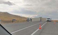 Van'da devrilen tırın sürücüsü yaralandı