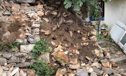 Yağmurdan dolayı toprak kaydı, taşlar devrildi