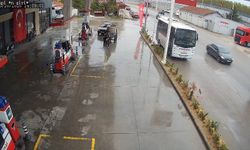 Yakıtı biten aracı at arabasıyla 2 kilometre çekti