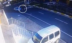 Yaya geçidinde iki öğretmene çarpan otomobilin dehşet anları kamerada