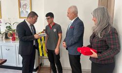 Yere düşen Türk bayrağını öpüp başına koyan liseli öğrenciye makamda kabul