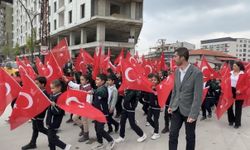 Yüksekova'da 110 metrelik dev bayrakla yürüyüş