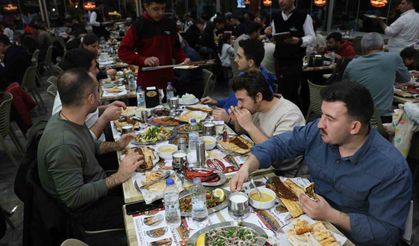 Adana’da ilk iftarda kebapçılar doldu taştı