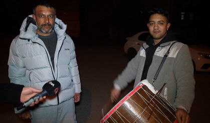 Edirne’de baba ile oğlu vatandaşları sahura davul ve manilerle kaldırıyor