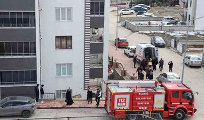 Elazığ’da otomobil apartman boşluna uçtu: 1 yaralı