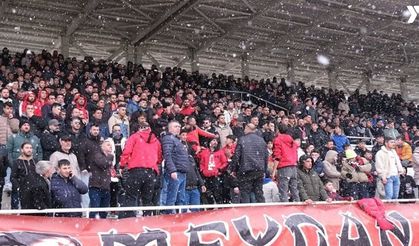 Tribünlerde 2000 ruhu