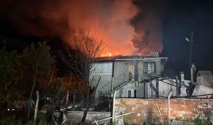 Alevlere teslim olan iki katlı ev kullanılmaz hale geldi