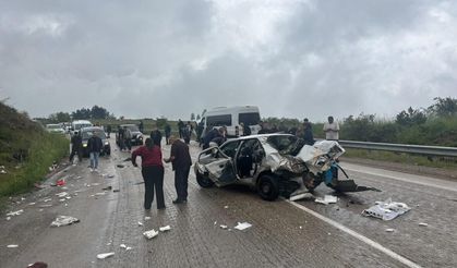 Karabük-Eflani karayolunda otomobil ile servis otobüsü çarpıştı: 6 yaralı