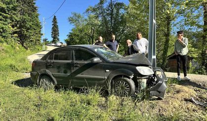 Kastamonu'da otomobil direğe çarptı: 3 yaralı