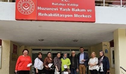 Kütahyalı kadınlar huzurevindeki yaşlılar için lif ördü