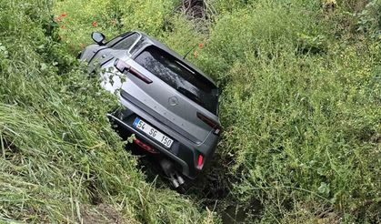 Su kanalına devrilen otomobildeki 2 kişi yaralandı