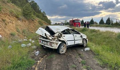 Uşak'ta otomobil şarampole devrildi: 3 yaralı