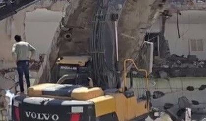 Yıkım sırasında beton bloğu iş makinasının üzerine düştü
