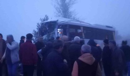 Yolcu midibüsü ile yakıt yüklü tır çarpıştı: 3 yaralı