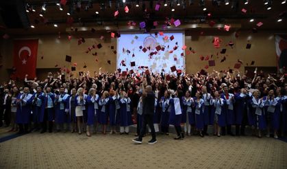AÜ Tıp Fakültesi'nde 238 genç hekim yemin ederek mezun oldu