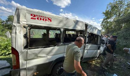 Burdur'da minibüs tarlaya uçtu: 8 yaralı