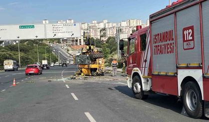 Küçükçekmece'de iş makinesini taşıyan çekici devrildi, sürücü hayatını kaybetti