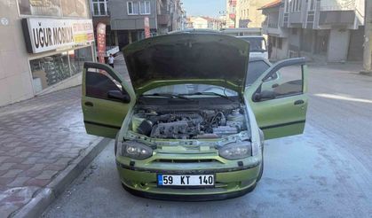 Park halindeki araçtaki yangını vatandaşlar söndürdü