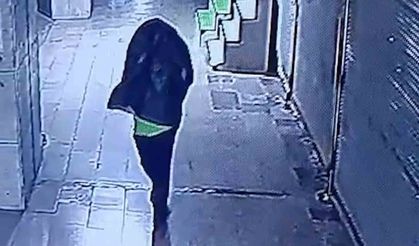 Tanınmamak için başına çöp poşeti geçirip yangın çıkaran şahıs kameralara yakalandı