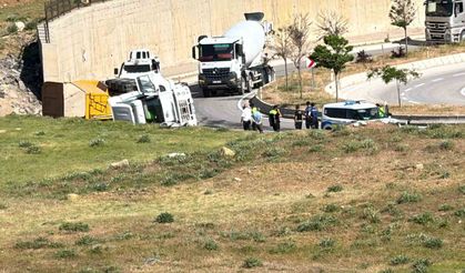 Yüksekova'da hafriyat yüklü kamyon devrildi